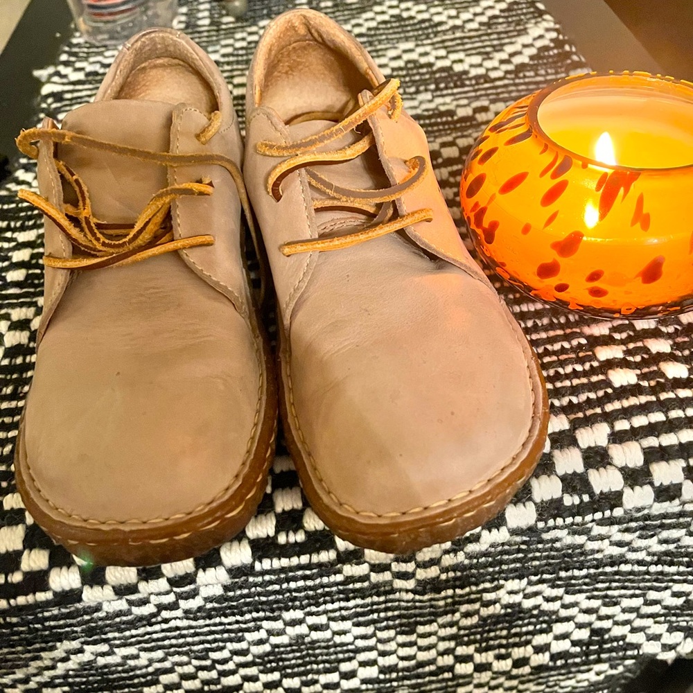 Size 8 born shoes